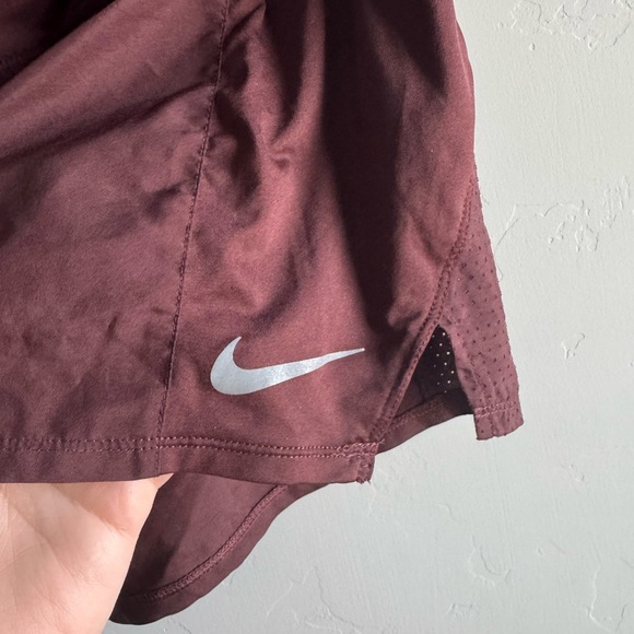 Nike Brown Athletic Shorts Lightweight Design - Picture 3 of 7